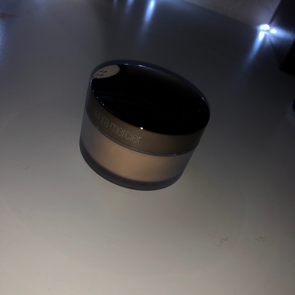 LAURA MERCIER Translucent Setting Powder Glow - Picture 2 of 3